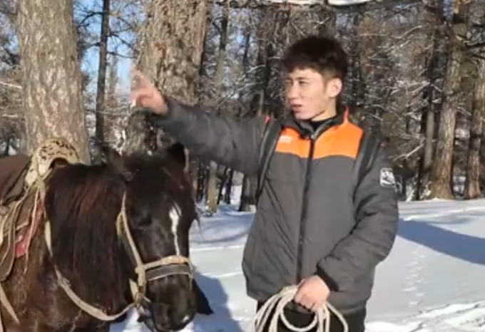 新疆快遞員雪地騎馬送快遞 策馬奔騰像王子 網(wǎng)友直呼太帥了