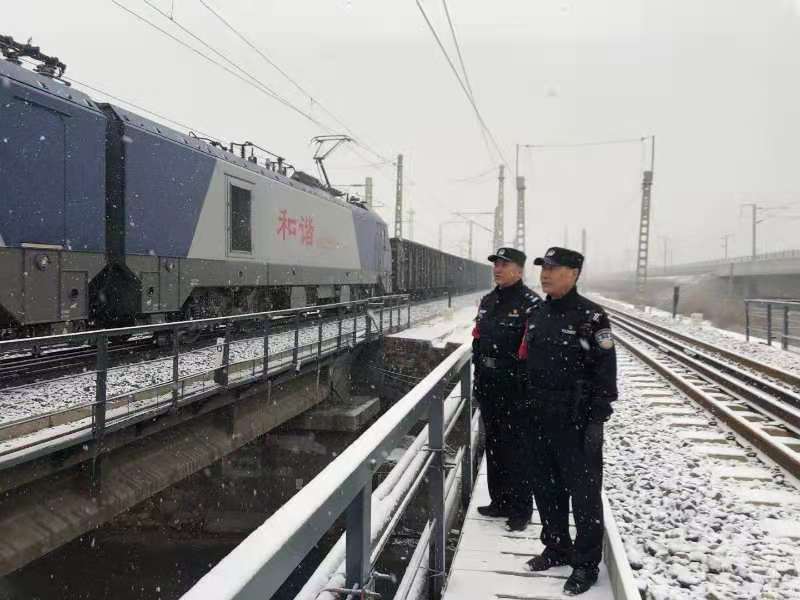 應(yīng)對(duì)初雪 北京鐵路警方已啟動(dòng)應(yīng)急預(yù)案