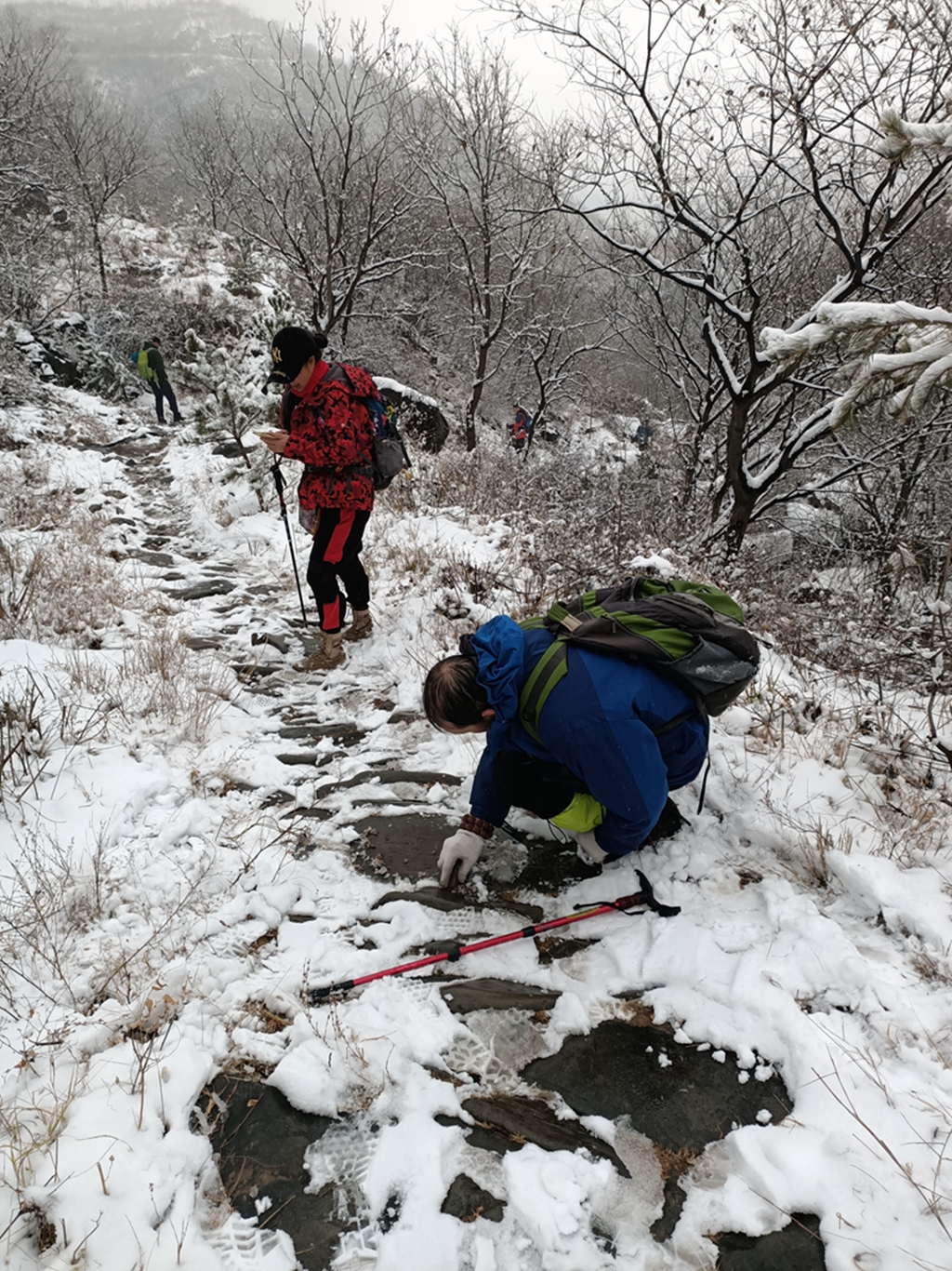 還忍心亂涂亂畫嗎？志愿者冒雪徒步16公里 清理京西古道