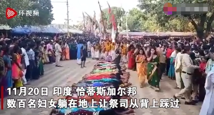 印度婦女讓祭司從背上踩過求子 數(shù)千名游客圍觀了這一儀式