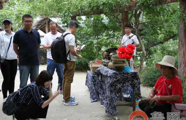 山東玻璃棧道在哪里 兩岸媒體打卡天蒙旅游區(qū) 體驗驚險刺激玻璃棧道