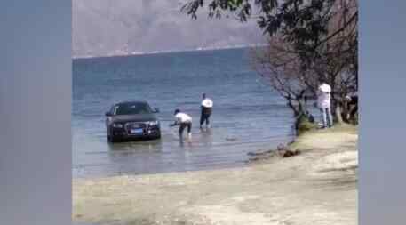 云南洱海 游客大理洱海洗車怎么想的？云南洱海洗車罰款