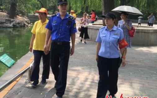 城管動物園執(zhí)法 城管動物園執(zhí)法 游客亂投喂撐壞小動物引起消化不良