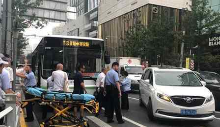 天安門車禍 上海一公交撞到路人導(dǎo)致2人死亡 南京西路車禍現(xiàn)場照片流出