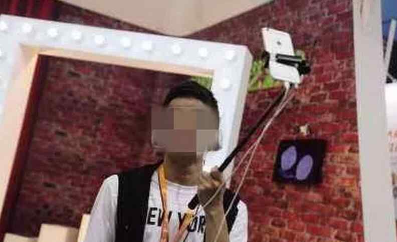 直播手抓眼鏡蛇 驚悚！19歲男子直播手抓眼鏡蛇 毒液直噴入眼睛差點失明