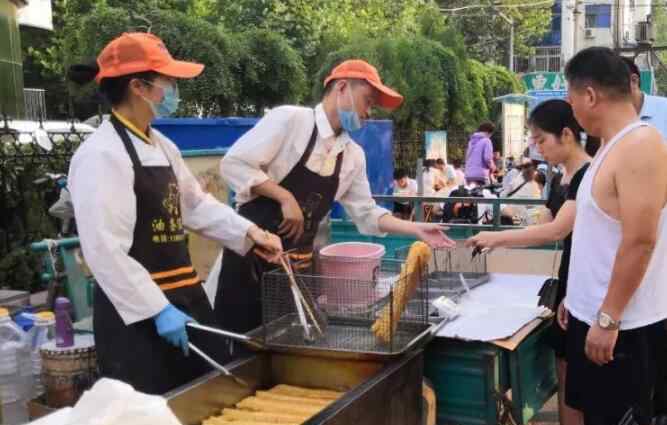 油條粉怎么做油條 行行出狀元！賣油條年入30萬(wàn) 邊炸油條邊直播吸引粉絲慕名而來(lái)