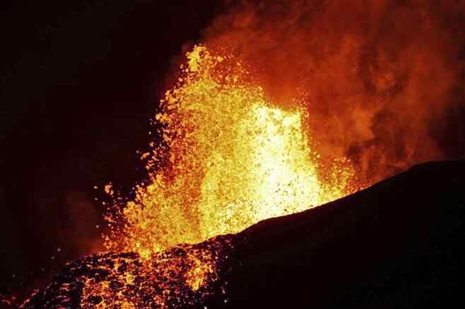 火山噴出寶石雨 夏威夷的火山噴出寶石雨 這次災(zāi)害的損失看來(lái)得用橄欖石來(lái)補(bǔ)了！