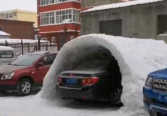 東北大哥用雪堆出車庫(kù) 汽車停在里面剛剛好 網(wǎng)友：管用！