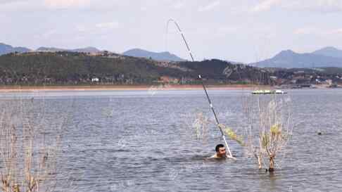 鄖陽漢江大橋 本想釣魚被魚釣走！大魚拖走魚竿 鄖陽漢江大橋盛產(chǎn)大魚