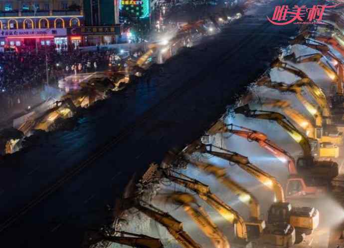 200臺挖掘機拆橋 200臺挖掘機同拆立交橋 市民冒雨前去告別