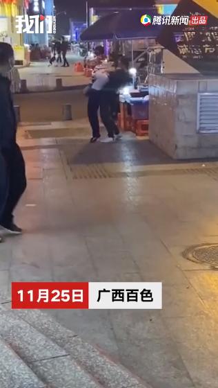 廣西一男子當(dāng)街鎖喉割傷女子 究竟是怎么一回事