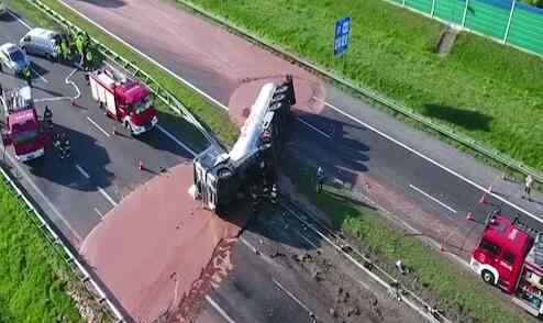 液體巧克力翻車 吃貨瘋了!15噸液體巧克力翻車 吃瓜群眾:這馬路我能舔一年