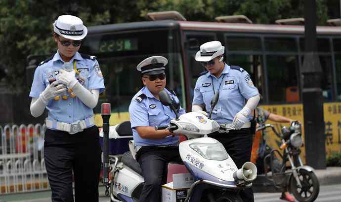 女子交警面前脫衣 女子交警面前脫衣 不知羞恥大喊快來看