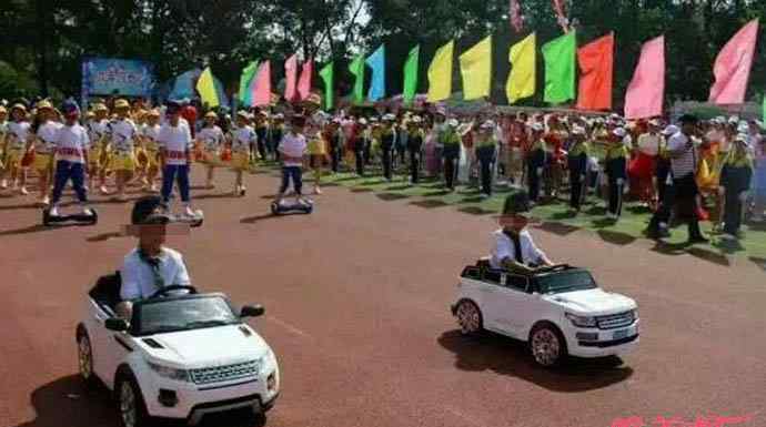 小學(xué)生炫富 保時(shí)捷跑車開上小學(xué)操場(chǎng) 校園淪為家長炫富場(chǎng)所引人唏噓