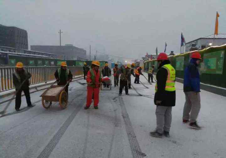 掃雪報道 掃雪除冰暖人心 濟南地鐵在行動