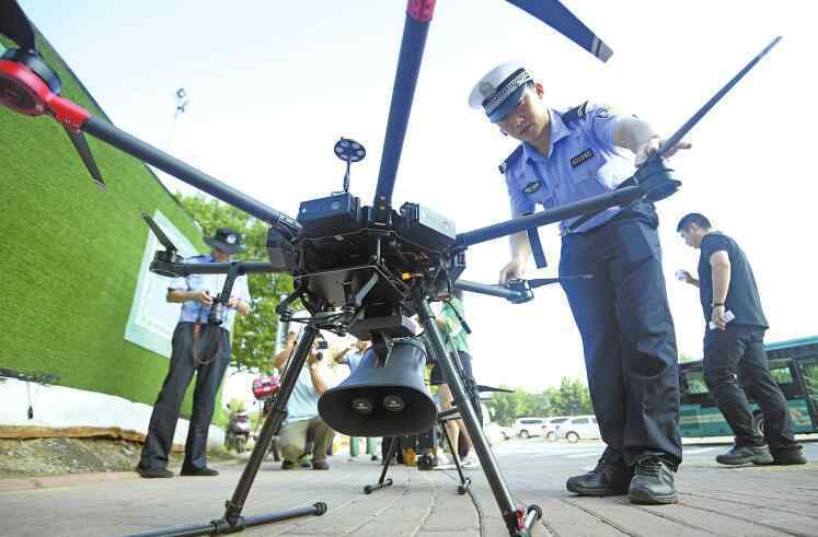 門敢闞念什么清子 警用無人機首次上崗執(zhí)法 開車敢玩手機？小心“空警”拍你