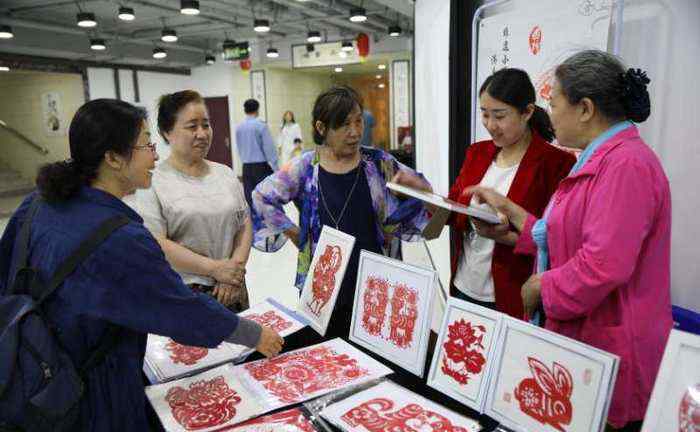 夜市小商品 消夏避暑好地方 濟(jì)南市英雄山人防商城非遺小商品夜市開始了