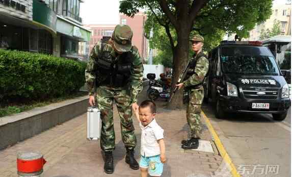 兒子路遇武警父親 淚奔！兒子路遇武警父親求抱抱 死活都肯不放開(kāi)……