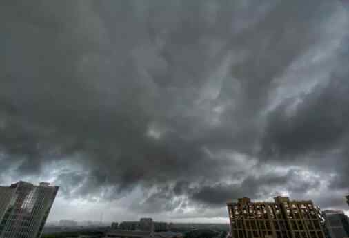 濟南暴雨 一秒天黑，濟南降下瓢潑大雨，局地大暴雨