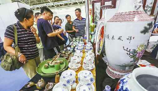 有福藝術(shù)家 藝博會(huì)第二天人氣更旺 知名書法家作品零元起拍