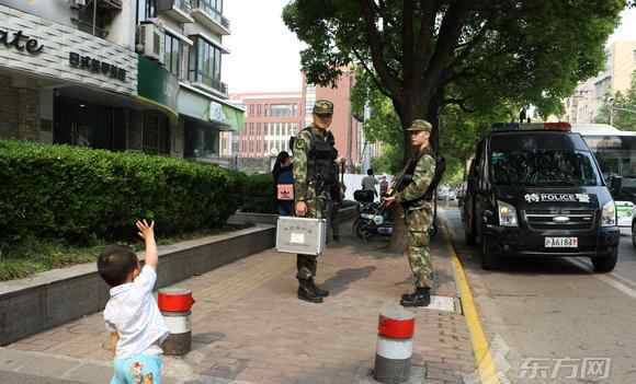 兒子路遇武警父親 淚奔！兒子路遇武警父親求抱抱 死活都肯不放開(kāi)……