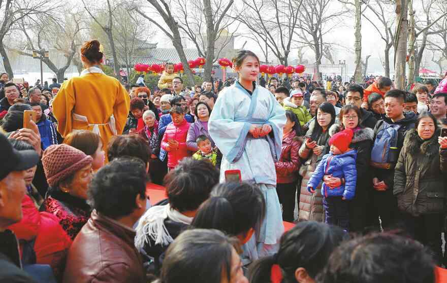 華服秀 濟(jì)南大明湖畔“漢服秀” 吸引眾多游人駐足觀看