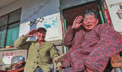 老兵余生 “我愿做她的拐，陪她走過余生” 七旬退伍老兵照顧癱瘓妻子成佳話