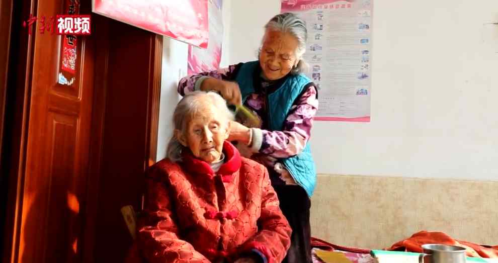 “我老了娘還在” 85歲兒子給111歲媽喂水果 網(wǎng)友感嘆：太羨慕！