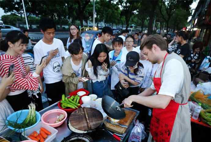 俄小伙賣魚香肉絲 俄小伙賣魚香肉絲 明明可以靠顏值偏偏要靠才華