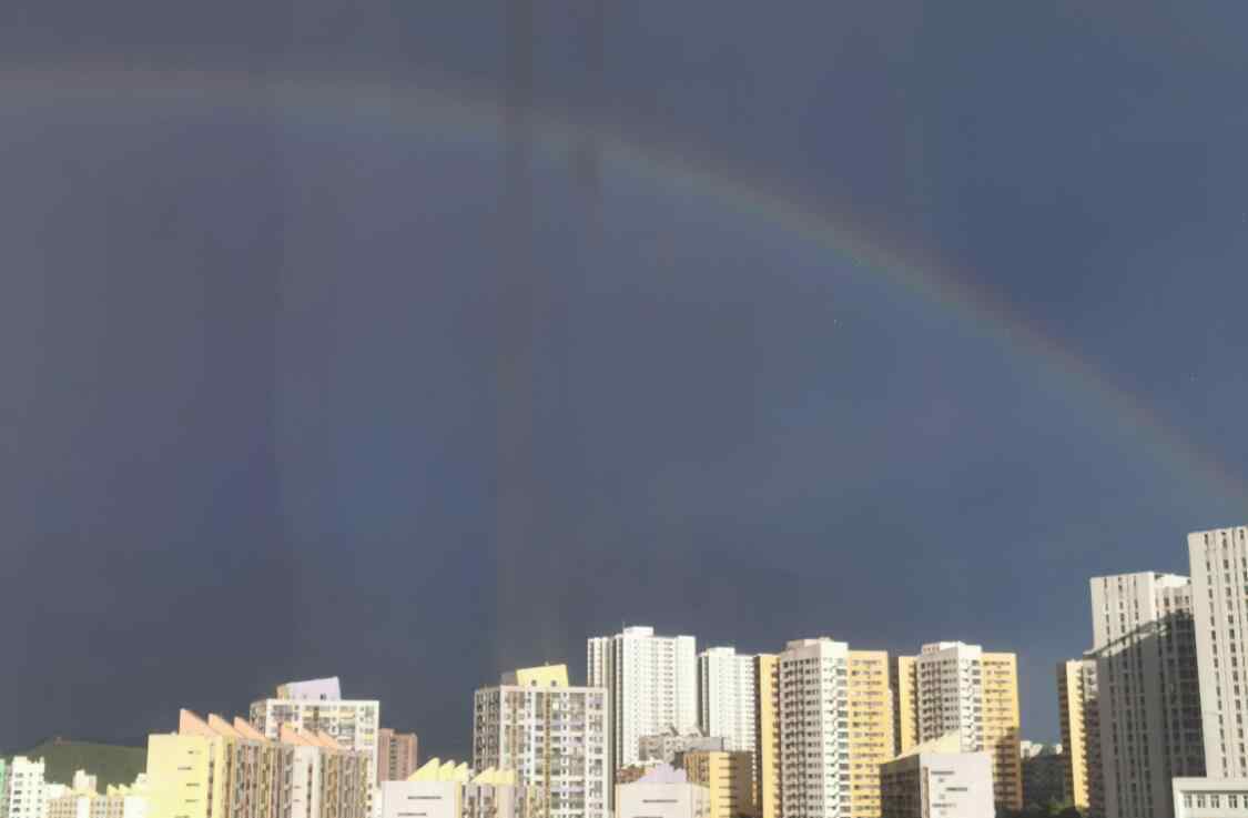 雙層彩虹 市區(qū)降雨結(jié)束 雨后泉城出現(xiàn)超大雙層彩虹