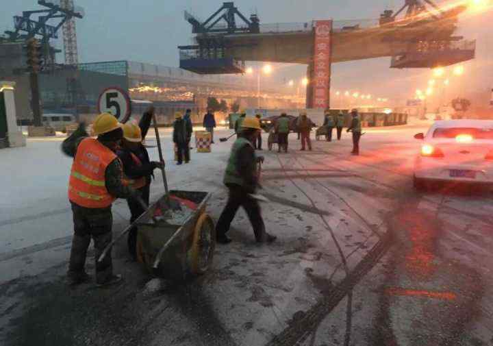 掃雪報道 掃雪除冰暖人心 濟南地鐵在行動