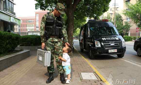 兒子路遇武警父親 淚奔！兒子路遇武警父親求抱抱 死活都肯不放開(kāi)……