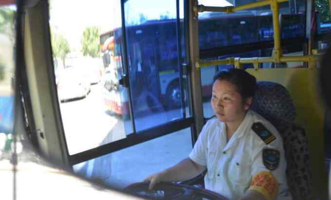 高溫40度還能開車嗎 濟(jì)南:40度高溫下堅(jiān)守7小時(shí) 公交駕駛員們“以汗洗面”