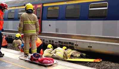 東鐵線 香港地鐵墜軌事件致東鐵線受阻 消防將困于車底男子救出時已死亡