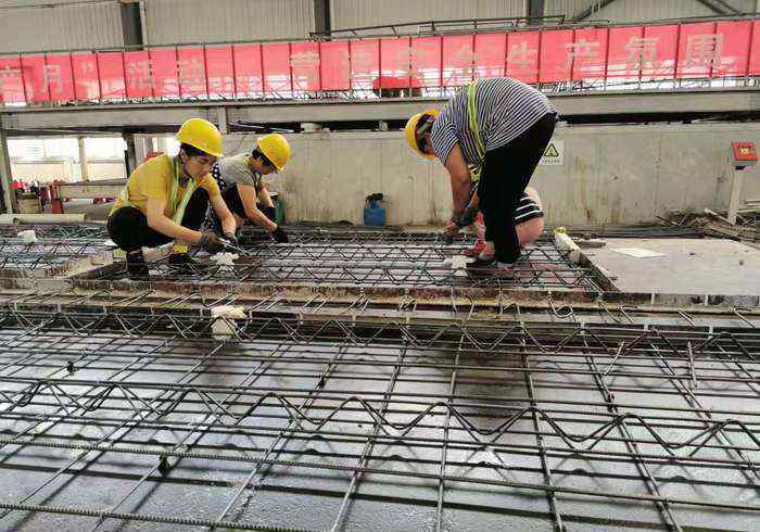 明覺科技 百名青年記者走基層丨建筑市場“黑科技”提高效率改善環(huán)境，不明覺厲