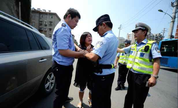 女司機被噴辣椒水 女司機占道違停拒絕配合執(zhí)法 民警噴辣椒水將其制服