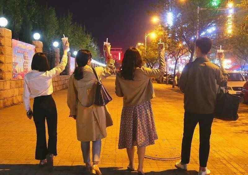 鄭州qq女 鄭州最繁華的大學(xué)城：夜市上人擠人，女生多顏值高