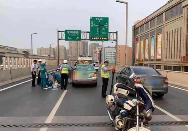 鄭州出租車(chē)停運(yùn) 鄭州隴海高架一出租車(chē)突然停車(chē)不動(dòng) 車(chē)上乘客立即撥打求救電話