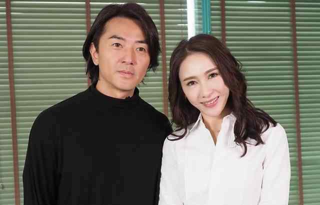 鄭伊健的老婆 51歲鄭伊健近照，和老婆很恩愛，面容年輕，和當(dāng)年沒變化！