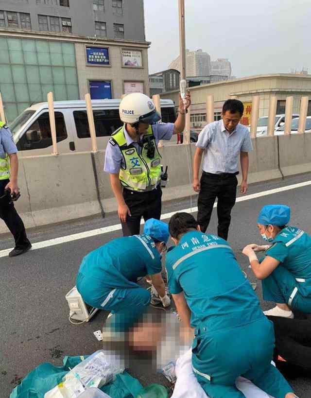 鄭州出租車停運(yùn) 鄭州隴海高架一出租車突然停車不動(dòng) 車上乘客立即撥打求救電話