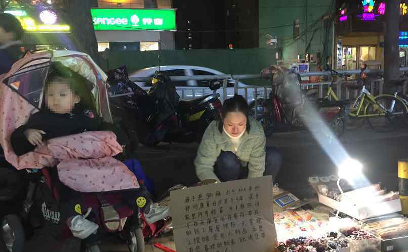 鄭州做人流醫(yī)藥求醫(yī) 30歲媽媽獨自帶5歲腦癱女兒鄭州求醫(yī)5年，靠擺攤賺錢養(yǎng)家