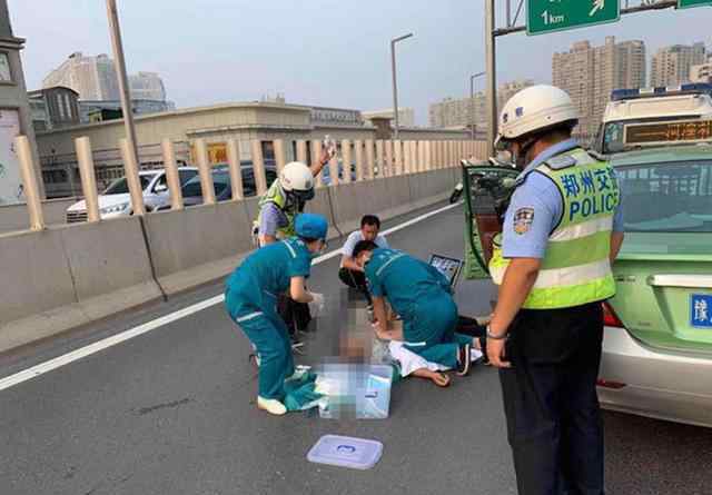 鄭州出租車停運(yùn) 鄭州隴海高架一出租車突然停車不動(dòng) 車上乘客立即撥打求救電話