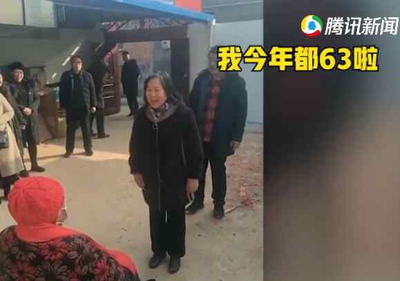 82歲老太帶著7名弟弟妹妹給百歲母親慶生 祝賀方式亮了