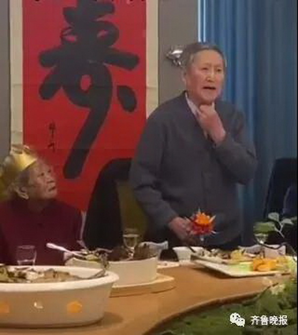 95歲姥爺一本正經(jīng)學(xué)羊叫 姥姥一臉“嫌棄” 姥爺一個(gè)眼神引眾人爆笑