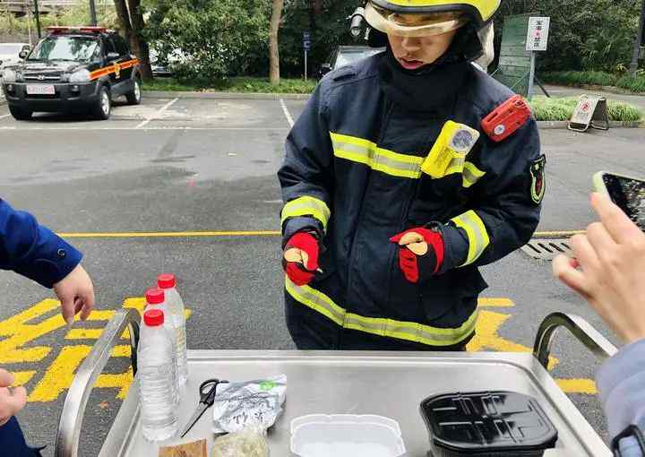 礦泉水瓶直接被炸飛！吃網(wǎng)紅自熱火鍋要留意 消防員提醒這幾點(diǎn)