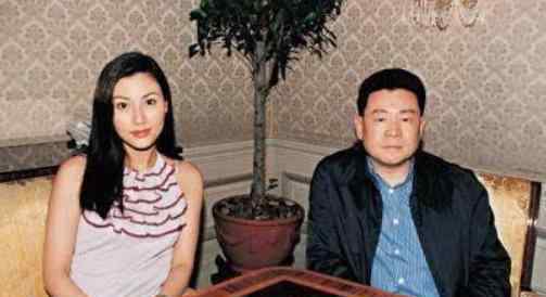 李嘉誠的老婆是誰 1989年妻子莊月明暴斃，同年李嘉誠建“月明樓”，造型詭異只上不下