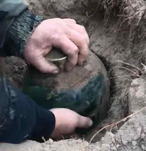 一家人種樹沒想到挖出大地雷 繼續(xù)深挖驚喜不已