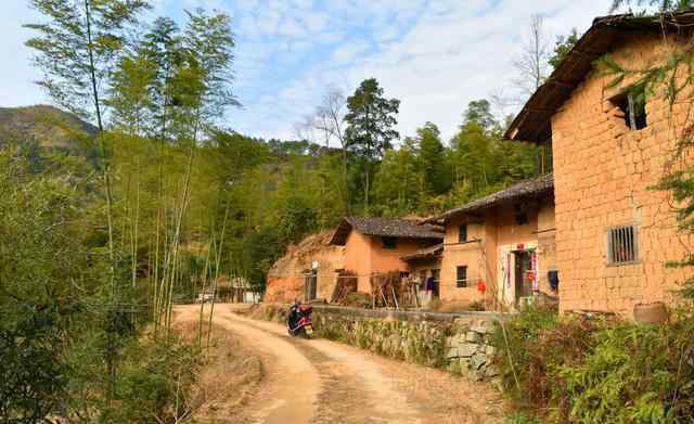 耕地變墳地 科普：農(nóng)民在農(nóng)村土地上建設(shè)墳?zāi)惯`法嗎？怎么處理？