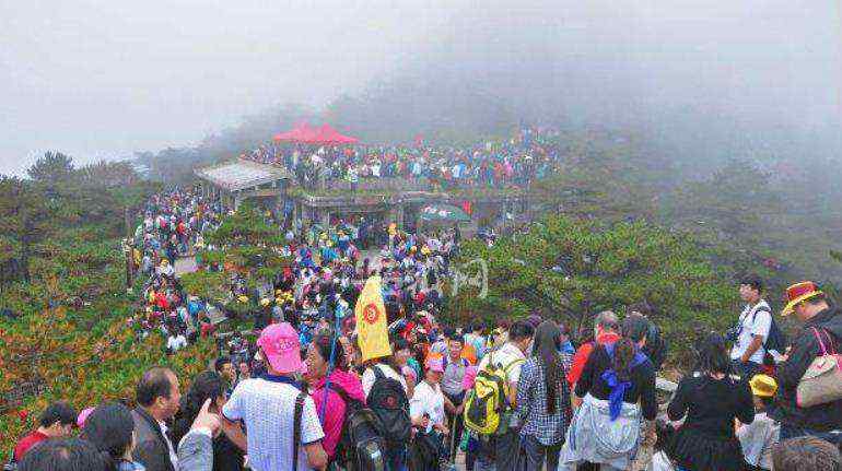 黃山景區(qū)回應(yīng)游客扎堆 黃山景區(qū)回應(yīng)游客扎堆，請(qǐng)游客停止入園！