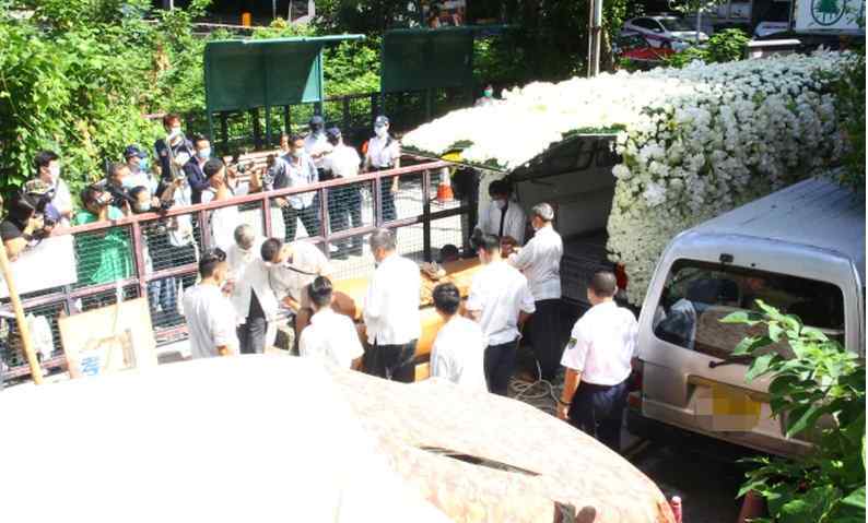 蔡伯勵(lì) 賭王靈柩移送東華義莊，何猷龍捧父親遺照，家族男丁現(xiàn)身獨(dú)缺17子